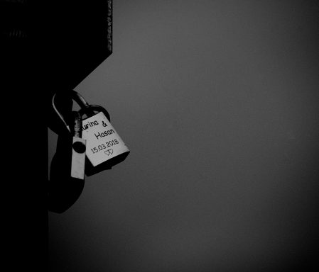 Ein Vorhängeschloss mit einem Schild, das "Privat - Betreten verboten" zeigt.
