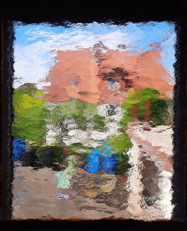 Verschwommene Sicht auf ein Gebäude mit bunten Bäumen und blauen Fässern im Vordergrund.
