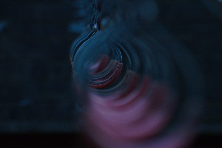 Abstrakte Wirbel in Blau und Rot auf schwarzem Hintergrund.